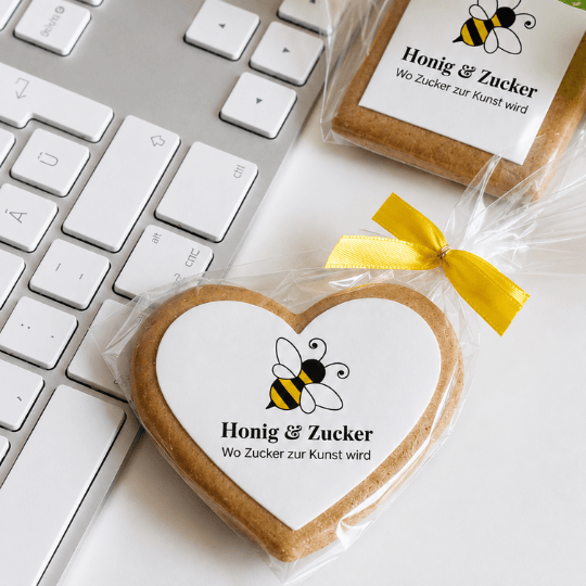 Herzförmiges personalisiertes Kundengeschenk mit Firmenlogo und hochwertiger Geschenkverpackung